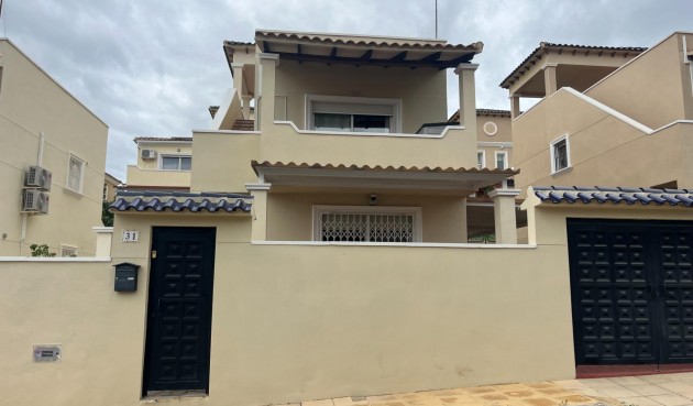 Reventa - Duplex -
San Miguel de Salinas - Las Filipinas