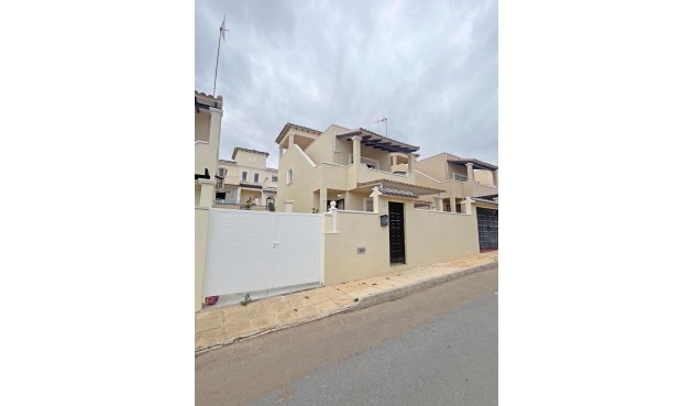 Reventa - Duplex -
San Miguel de Salinas - Las Filipinas