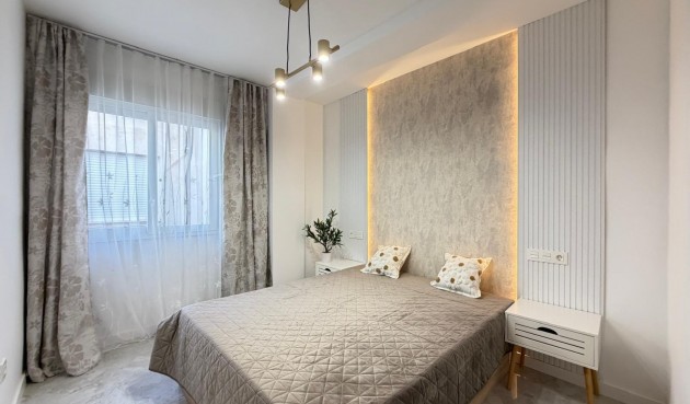 Återförsäljning - Takvåning -
Torrevieja - Estacion De Autobuses