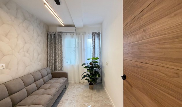 Återförsäljning - Takvåning -
Torrevieja - Estacion De Autobuses