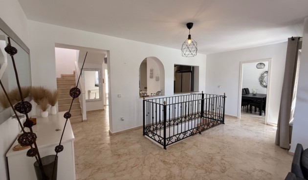 Återförsäljning - Villa -
Orihuela - Inland