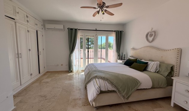 Återförsäljning - Villa -
Orihuela - Inland