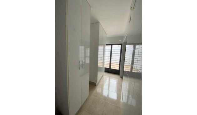 Återförsäljning - Villa -
Roldan - Inland