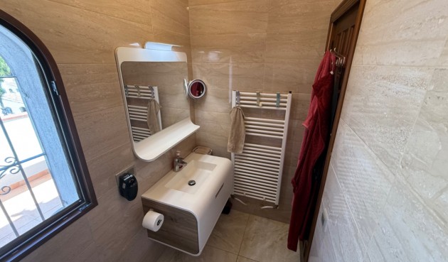 Återförsäljning - Villa -
Orihuela - Inland