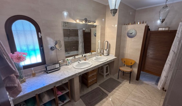 Återförsäljning - Villa -
Orihuela - Inland