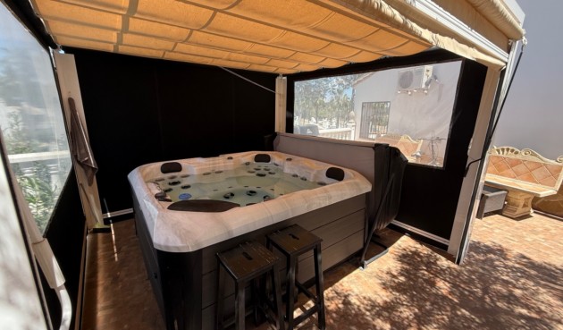 Återförsäljning - Villa -
Orihuela - Inland