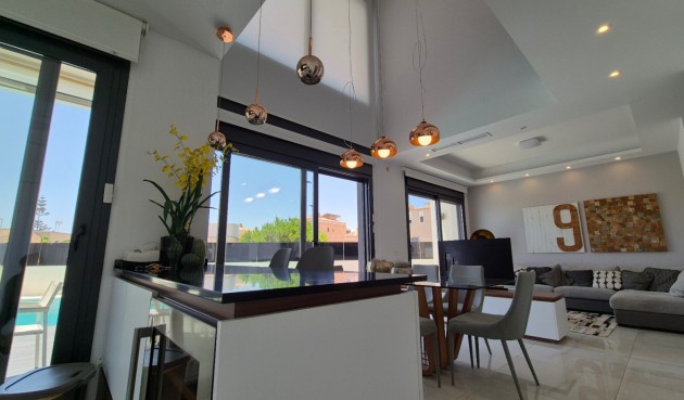 Återförsäljning - Villa -
Torrevieja - Costa Blanca