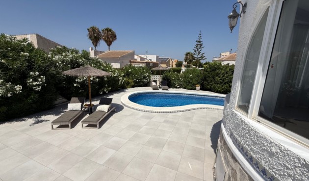 Återförsäljning - Villa -
Torrevieja - Costa Blanca