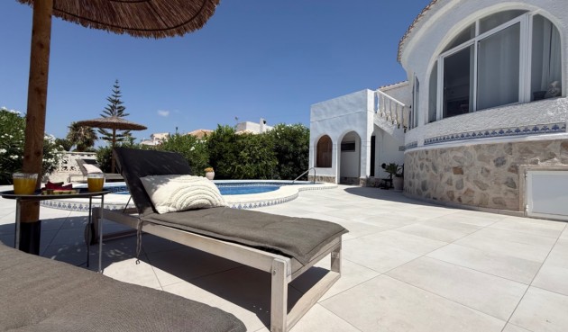Återförsäljning - Villa -
Torrevieja - Costa Blanca