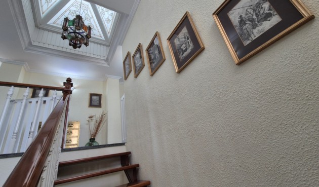 Återförsäljning - Villa -
Orihuela - Inland