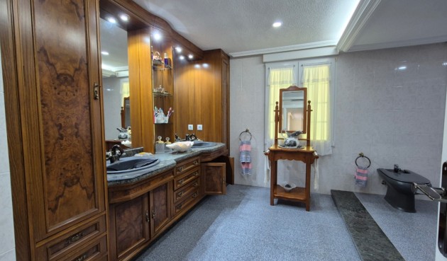 Återförsäljning - Villa -
Orihuela - Inland