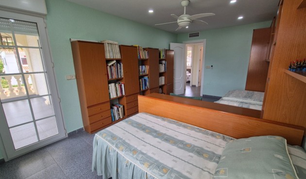 Återförsäljning - Villa -
Orihuela - Inland