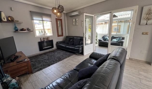 Återförsäljning - Villa -
Orihuela - Inland