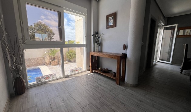 Återförsäljning - Villa -
Orihuela - Inland