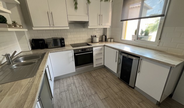 Återförsäljning - Villa -
Orihuela - Inland