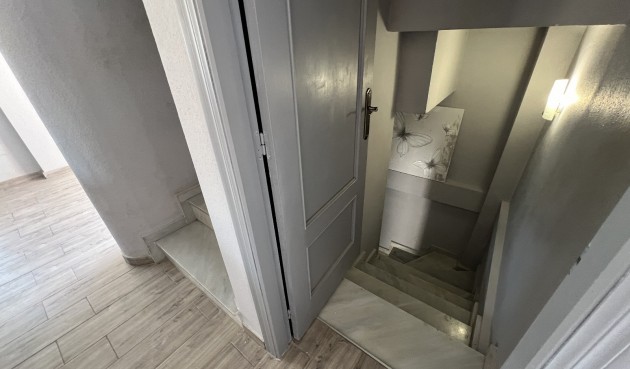 Återförsäljning - Villa -
Orihuela - Inland