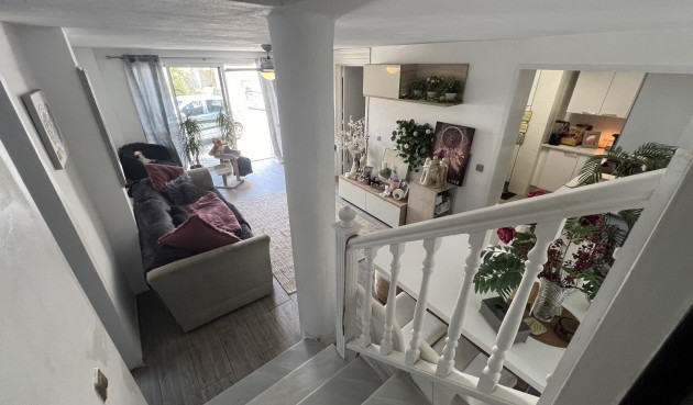 Återförsäljning - Villa -
Orihuela - Inland