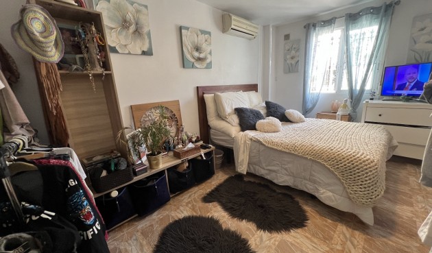 Återförsäljning - Villa -
Orihuela - Inland