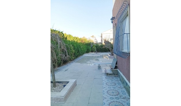 Resale - Villa -
Torrevieja - La Siesta