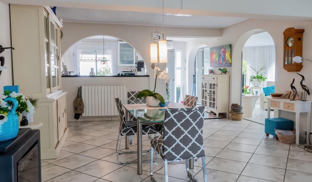 Återförsäljning - Villa -
Torrevieja - Costa Blanca