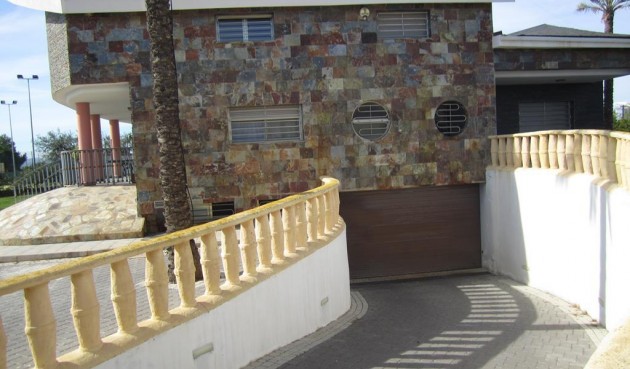 Reventa - Villa -
Los Montesinos