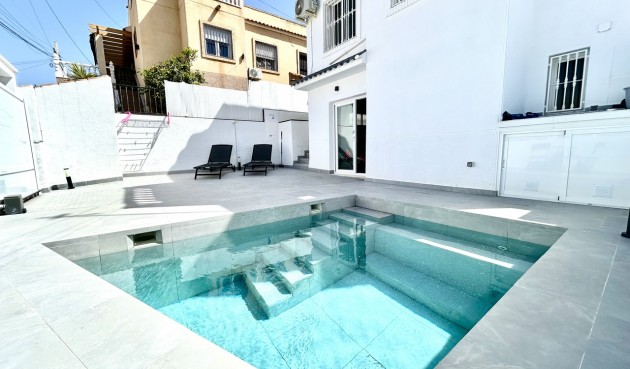 Brukt - Villa -
Villamartin - Costa Blanca