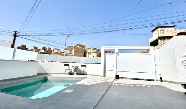 Brukt - Villa -
Villamartin - Costa Blanca