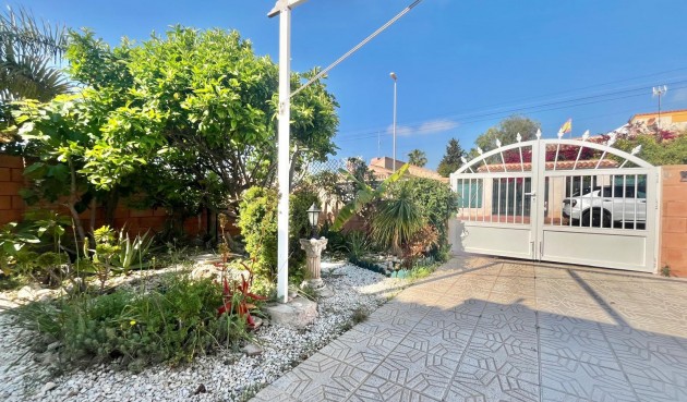 Brukt - Villa -
Orihuela Costa - Los Almendros-la Florida