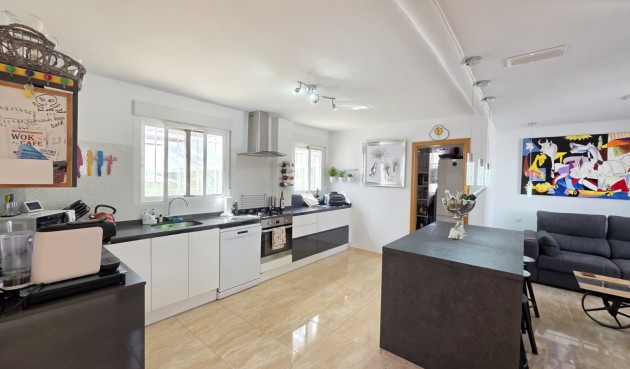 Resale - Villa -
Pinoso - Inland