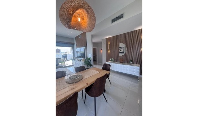 Brukt - Villa -
Villamartin - Costa Blanca