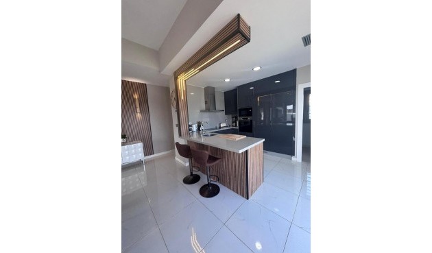 Brukt - Villa -
Villamartin - Costa Blanca