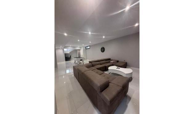 Brukt - Villa -
Villamartin - Costa Blanca