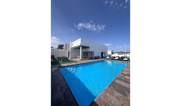 Brukt - Villa -
Villamartin - Costa Blanca