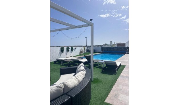 Brukt - Villa -
Villamartin - Costa Blanca