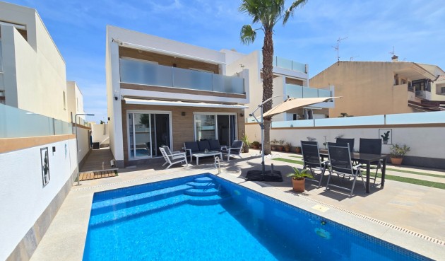 Brukt - Villa -
Pilar de la Horadada - Costa Blanca