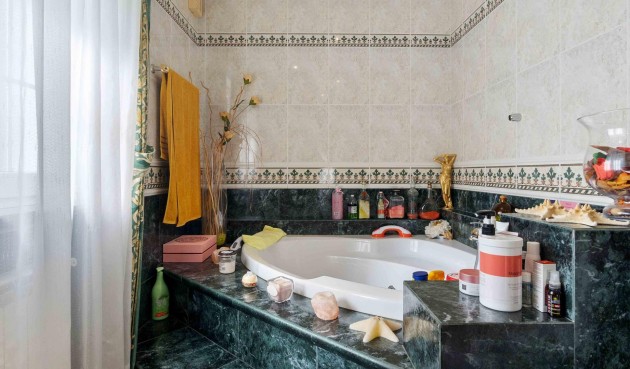 Resale - Villa -
Cabo Roig - Muy Cerca De La Playa