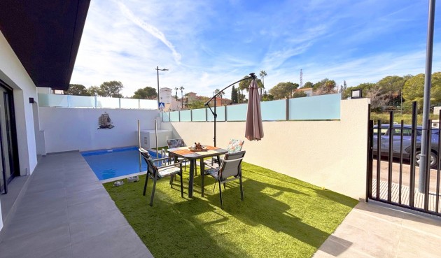 Brukt - Villa -
Villamartin - Costa Blanca