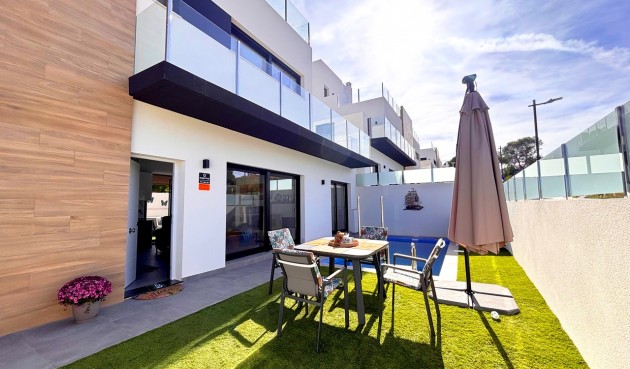 Brukt - Villa -
Villamartin - Costa Blanca