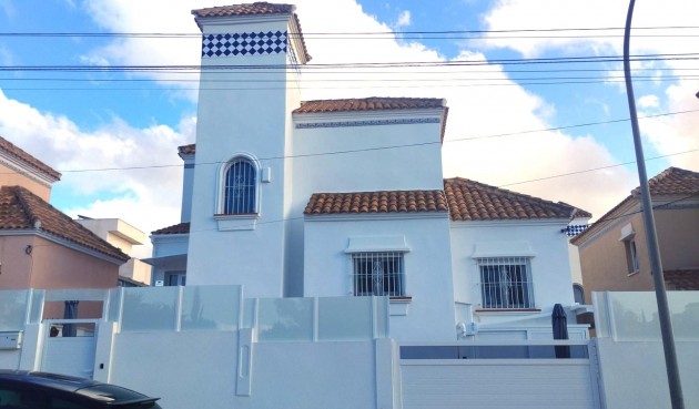 Resale - Villa -
San Miguel de Salinas - Inland