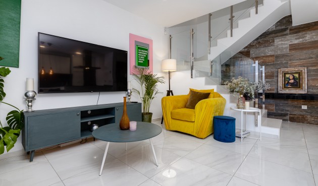 Resale - Villa -
Villamartin - Costa Blanca