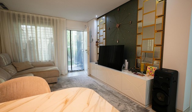 Resale - Town House -
Torrevieja - aguas nuevas