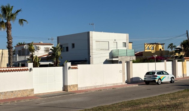 Resale - Villa -
Torrevieja - La Siesta - El Salado - Torreta