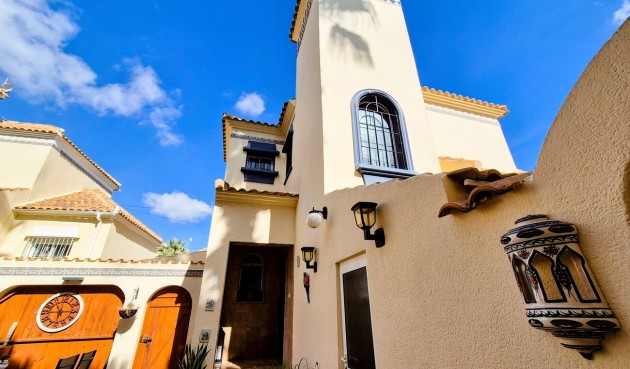 Brukt - Villa -
Villamartin - Costa Blanca