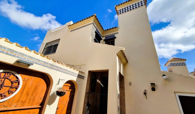Brukt - Villa -
Villamartin - Costa Blanca