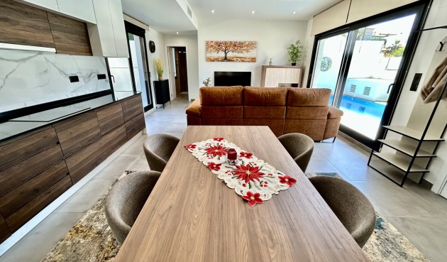 Brukt - Villa -
Villamartin - Costa Blanca