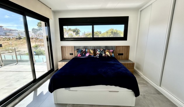 Brukt - Villa -
Villamartin - Costa Blanca