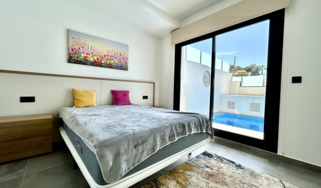 Brukt - Villa -
Villamartin - Costa Blanca