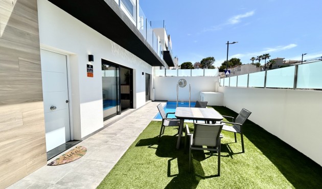 Brukt - Villa -
Villamartin - Costa Blanca