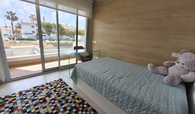 Resale - Villa -
Orihuela Costa - Costa Blanca