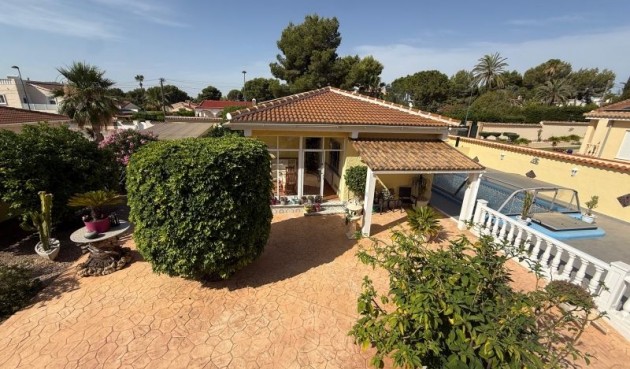 Resale - Villa -
Pinar de Campoverde - Inland